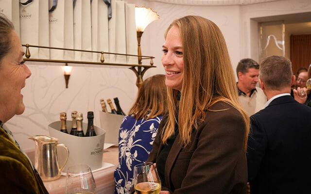 Popping a cork with Alice Tétienne